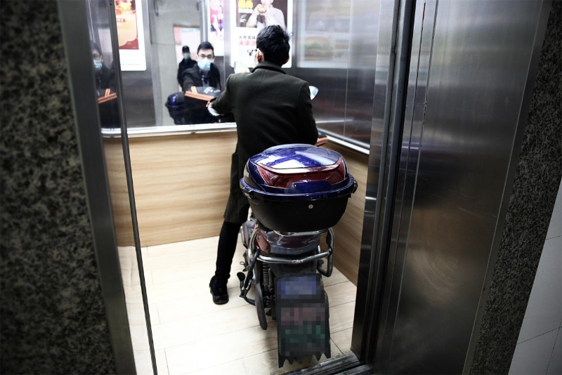 警戒攝像機如何解決電瓶車入電梯？